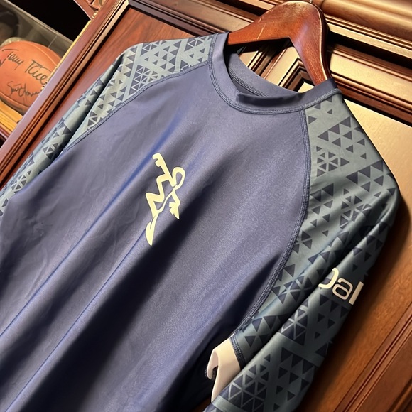 Like New Da Hui Cove Blue LS Rashguard was born in Hawaii by a group of surfer! - Picture 2 of 8